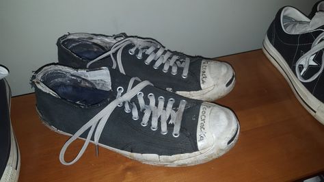 Converse Jack Purcell like Kurt wore. Mine say "POOCRACKA", Kurt's had two different spellings of Fugazi. Kurt Cobain Shoes, Converse Jack Purcell Outfit, Jack Purcell Outfit, Nirvana Kurt Cobain, Converse Jack Purcell, Nirvana Kurt, Jack Purcell, Musica Rock, Weird Stuff