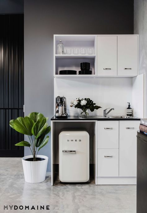 Para a un lado del baño Office Kitchenette, Kitchenette Ideas, Office Pantry, Mini Kitchen, Tiny Kitchen, Minimalist Kitchen, Office Interior Design, Minimalist Decor, Luxurious Bedrooms