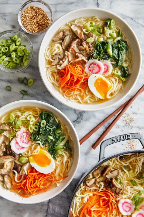 Easy Homemade Ramen - The easiest ramen you will ever make in less than 30 min! So much tastier + healthier than the store-bought version! Damn Delicious Recipes, Ramen Soup Recipes, Salad Appetizer Cups, Garlic Parmesan Pasta, Ramen Recipes Easy, Easy Ramen, Top Ramen, Homemade Ramen, Ramen Noodle Soup