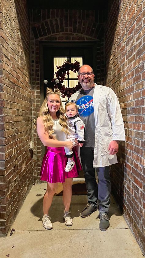 #Astronaunt #nasa #alien #halloween #halloweencostume #halloweenideas #familyhalloweencostumes Costumes For Family, Astronaut Halloween, Nasa Scientist, Halloween Costumes For Family, Alien Halloween, Astronaut Costume, Family Of 3, Family Costumes, Family Halloween Costumes