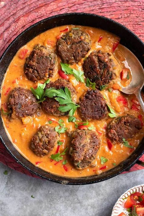 Curry Coconut, Tomato Curry, Coconut Sauce, Dinner Party Recipes, Tasty Vegetarian Recipes, Tikka Masala, Idee Pasto Sano, Samosa, Meat Free