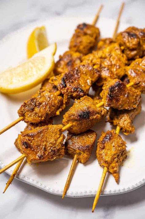 Pinchos Morunos (Spanish Pork Skewers) Spanish Pork Tenderloin Recipes, Pintxos Recipes, Spanish Tapas Party, Vegan Pork, Basque Recipes, Spanish Pork, Easy Spanish Recipes, Pork Kabobs, Pork Kebabs