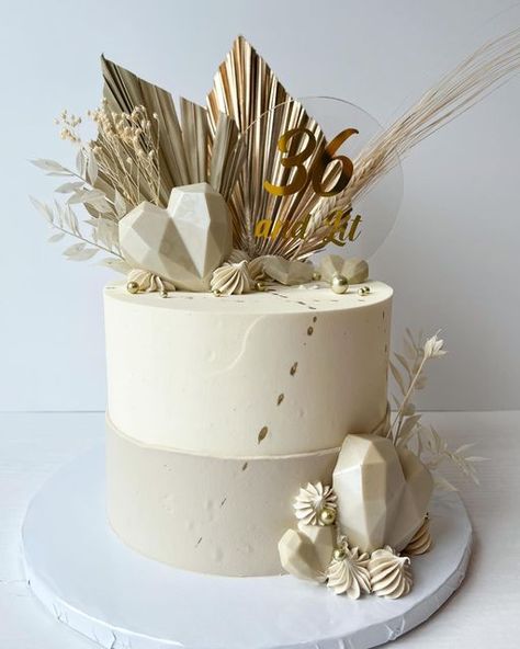 Modern Anniversary Cake, Beige Birthday Cake Ideas, Beige Bday Cake, Beige Cake Birthday, Gold And Cream Birthday Cake, Birthday Cake Beige Gold, Boho Cake Ideas, Nude Color Cake, Gold Cake Ideas