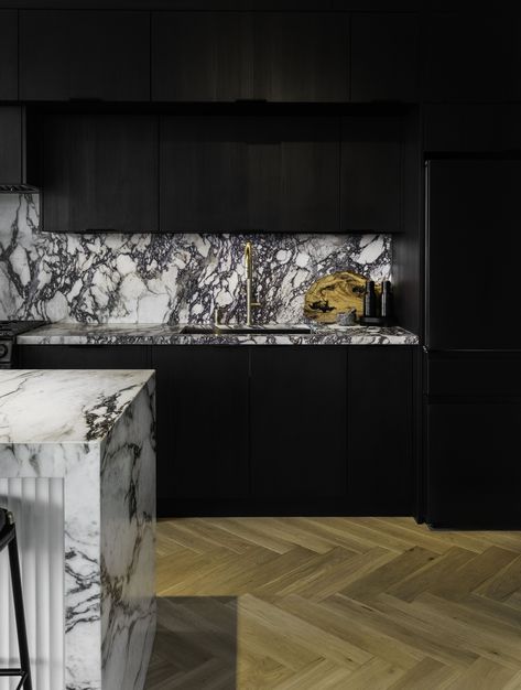 Project designed and renovated by Phoenix Grey https://www.phoenixgreydesign.com/ Kitchen With Black Cabinets, Kitchen With Marble, Black Modern Kitchen, White Marble Kitchen, Grand Kitchen, Black And White Kitchen, Kitchens Luxury, Dream Kitchens Design, Home Luxury