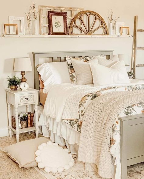 Farmhouse Bedroom Inspirations, French Farmhouse Bedroom, French Farmhouse Style, Spring Bedroom, Shabby Home, Rustic Bedroom Decor, Cottage Bedroom, Shabby Chic Bedroom, Pretty Bedroom