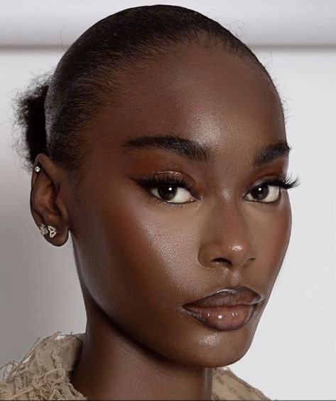 Jia Song, How To Be Irresistible, Maquillage Yeux Cut Crease, Makeup For Black Skin, Brown Skin Makeup, Be Irresistible, Dewy Makeup, Dark Skin Beauty, Glamour Makeup