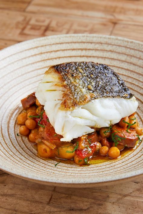 This magnificent fish is one of the most popular in the UK for a reason – its thick, pearlescent flakes and meaty yet delicate taste makes it a standout choice whatever time of year. These recipes make the most of cod’s wonderful flavour. Chorizo Stew, Dinner Delicious, Great British Chefs, Chickpea Stew, Cod Recipes, Fine Dining Recipes, Stew Recipe, Starters Recipes, Fresh Fish