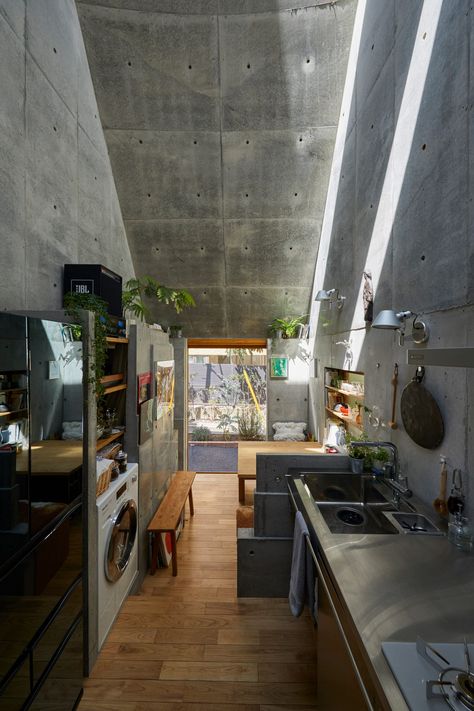 Takeshi Hosaka designs tiny house in Tokyo with funnel-like roofs Takeshi Hosaka, Japanese Tiny House, Tiny House Japan, Japanese Small House, Houses In Japan, Concrete Interiors, Deco Studio, Casas The Sims 4, Narrow House