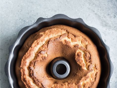 Getty Pound Cake In Bundt Pan Classic Pound Cake Recipe, Million Dollar Pound Cake, Southern Pound Cake, Bakers Delight, Dessert Thermomix, Citrus Desserts, Dessert Board, Onion Burger, Sour Cream Pound Cake