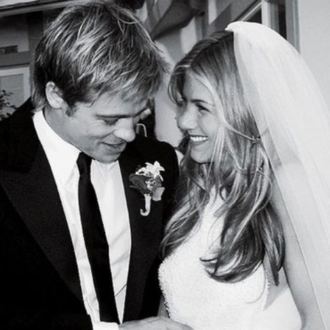 Jennifer Aniston & Brad Pitt (2000) Jennifer Aniston Wedding Dress, Jennifer Aniston Wedding, Brad And Jennifer, Celebrity Wedding Gowns, Famous Brides, Brad Pitt And Jennifer, Brad And Jen, Celebrity Wedding Photos, Celebrity Brides