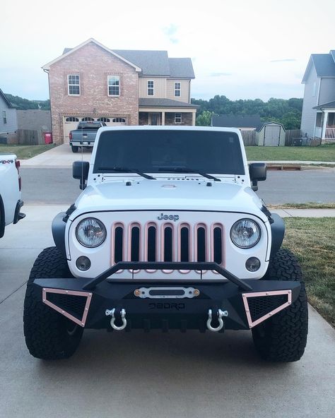 Pink jeep grill and bumper White Jeep Wrangler Interior, Lifted Jeeps, Pretty Jeeps, Girl Jeep Wrangler Ideas, Pink And White Jeep Wrangler, White Jeep Wrangler Accessories, Jeep Pink Interior, White Jeep Wrangler Pink Accessories, White Jeep Pink Interior