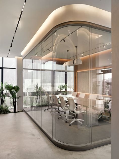 Builder Office Design, Unique Conference Room Design, Glass Walls Office, Builder Office Interior Design, Fashion Design Office Studio Work Spaces, Aesthetic Office Building, Meeting Room Aesthetic, Meeting Room Wall Design, White Meeting Room