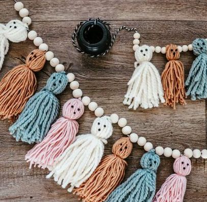 Neutral Garland, Ghost Garland, Ghost Crafts, Cute Halloween Decorations, Ghost Diy, Kid Friendly Halloween, Diy Halloween Decor, Halloween Garland, Halloween Crafts Decorations