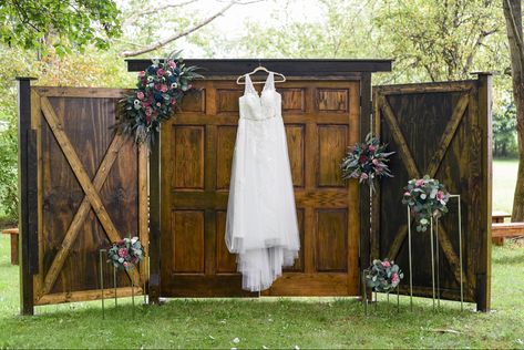 Rustic Wedding Alter Ideas Outdoor Ceremony, Wedding Outdoor Doors, Door For Wedding Entrance, Diy Outdoor Wedding Ceremony, How To Hide The Bride Outdoor Weddings, Diy Wedding Doors Entrance, Hiding The Bride Outdoor Wedding, Wooden Wedding Doors, Ceremony Doors Entrance