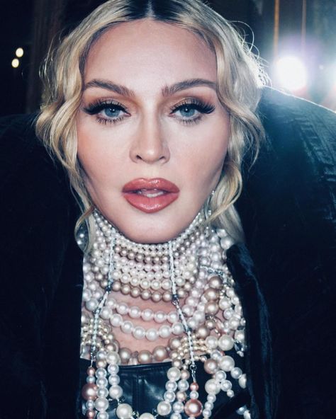 Madonna Fashion, Madonna Jewelry, Madonna Photos, Madonna Art, Wearing Pearls, Hand Cuffs, Mariska Hargitay, Couture Jewelry, Jewelry Photography