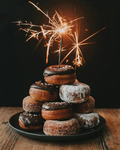 Donuts Birthday Aesthetic, Donut Photoshoot Ideas, New Year Food Photography, Dessert Photography Ideas, Birthday Donuts Ideas, Doughnut Photography, Donat Tower, Donat Aesthetic, 1kg Cake