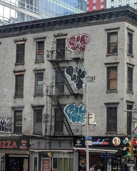 New York Apartment 2000s, Low Class Aesthetic, Broke Apartment Aesthetic, Graffiti Apartment, Mtv Downtown Aesthetic, Downtown Mtv Aesthetic, Apartment Grunge, City Grunge Aesthetic, Grunge Building