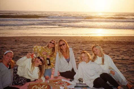 girls night pizza picnic beach dinner sunset friends photo inspo film photography 35mm kodak gold contax t2 postcard girls summer