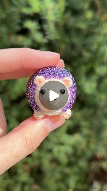 Crochet Beaded Hedgehog, Crochet Hedgehog With Beads, Beaded Hedgehog Pattern, Crochet Toys Free Patterns Easy, Crochet Tiny Animals, Crochet Hedgehog Free Pattern, Hedgehog Crochet, Crochet Pincushion, Hedgehog Craft