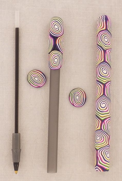 Plastic Fou, Polymer Clay Pens, Polymer Clay Kunst, Crea Fimo, Clay Pen, Gift Ideas For Family, Clay Things, Clay Canes, Sculpey Clay