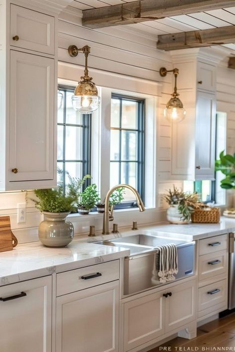 Farmhouse Kitchen Inspiration, Kitchen Colour, Kitchen Lighting Ideas, Kitchen Ideals, Kitchen Remodel Design, Lighting Trends, Kitchen Inspiration Design, Beautiful Kitchen, Kitchen Redo