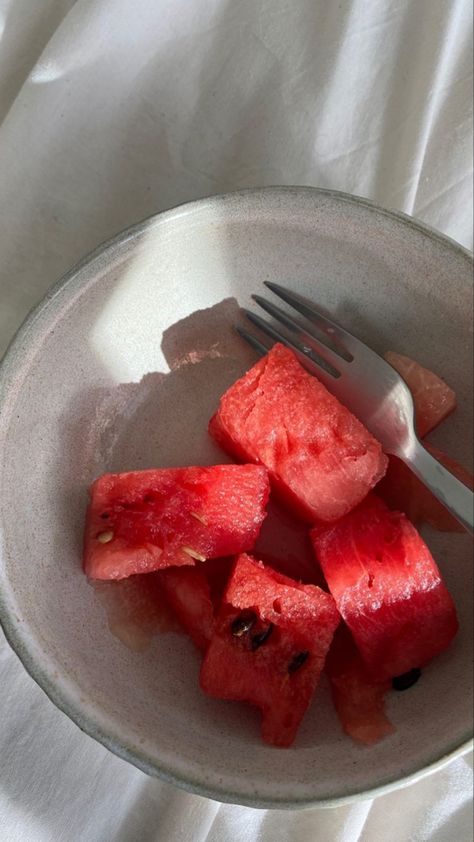 Calorie Aesthetic, Aesthetic Watermelon, Mojito Strawberry, Food Stories, Low Calorie Snacks, Healthy Lifestyle Food, Food Is Fuel, Food Snapchat, Fruit Recipes