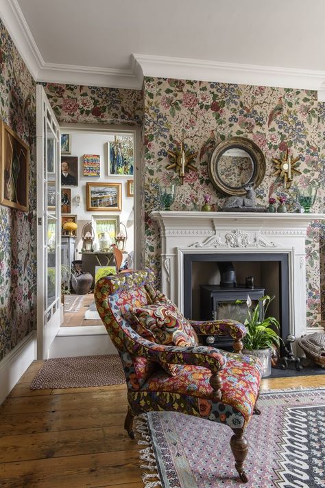 Changing Rooms – Priceless Magazines Wallpapered Living Room, Sitting Room Wallpaper, Wallpaper Sitting Room, Wallpapered Rooms, Paper Walls, Conservatory Extension, House Of Hackney Wallpaper, Cottage Details, Moore House