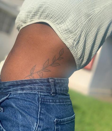 Leaf Vine Tattoo, Tattoos Dark Skin, Vine Tattoo, Hand And Finger Tattoos, Cute Tats, Vine Tattoos, Tattoo Inspo, Finger Tattoos, Leaf Tattoos