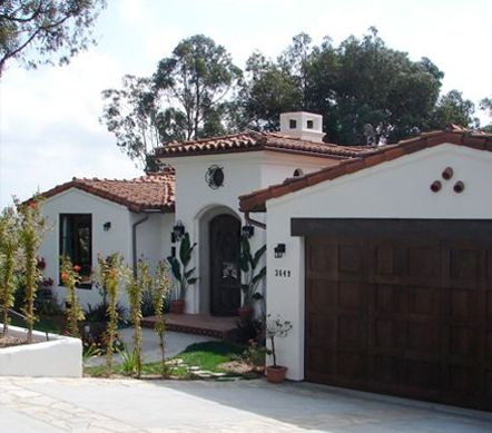 Spanish Colonial i want this style garage door, and front window Spanish Style Homes Exterior, Brown House Exterior, Spanish Style Exterior, Hacienda Homes, Spanish Colonial Homes, Spanish Bungalow, Hacienda Style Homes, Spanish Decor, Homes Exterior