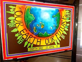 Art ,Craft ideas and bulletin boards for elementary schools: Earth day Bulletin Board, Earth day art Assembly Board Ideas, Earth Day Chart For School, School Board Drawing Ideas, Earth Day Board Ideas, Earth Day Decoration In School, Earth Day Chart Ideas, Earth Day Display Board, Poster For Earth Day, Environment Day Chart Ideas