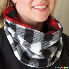 how-to-sew-a-simple-scarf-cowl Diy Cowl, Fleece Sewing, Fleece Sewing Projects, Sewing Scarves, Fleece Crafts, Fleece Projects, Fleece Hats, Simple Scarf, Sewing Fleece