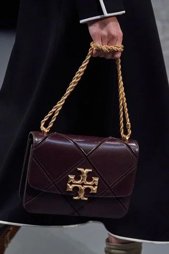 Tory Burch Fall 2020 Ready-to-Wear collection, runway looks, beauty, models, and reviews. Tory Burch Bag Outfit, Jute Design, Edgy Bags, Bags Style, Bag Obsession, Tory Burch Handbags, Tory Burch Bags, Tory Burch Bag, Luxury Gifts