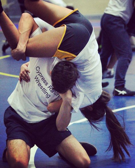 Some high school wrestling practice Play Wrestling Couple, Wrestling Tips, Wrestling Couples, Wrestling Practice, Wrestling Aesthetic, Wrestling Workout, High School Wrestling, Girls Wrestling, Wrestling Quotes