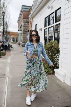 Denim Jacket Trend, Dress And Denim Jacket, Dress With Converse, Floral Dress Outfits, Chique Outfit, Denim Jacket Outfit, Denim Jacket With Dress, Midi Dress Style, Mode Boho