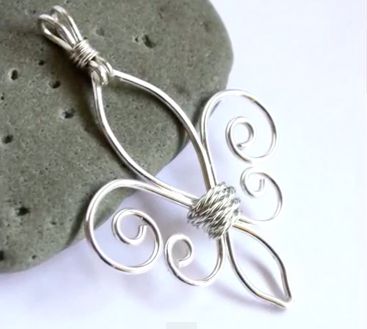 Fleur de Lis Wire Jewelery, Wire Jewelry Making, Diy Collier, Bijoux Fil Aluminium, Wire Jewelry Tutorial, Diy Jewelry Inspiration, Wire Jewelry Designs, Diy Wire Jewelry, Wire Necklace