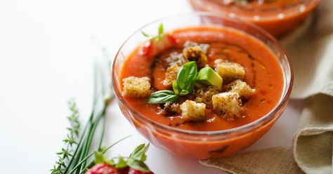 This Roasted Red Bell Pepper and Strawberry Gazpacho Soup recipe is so healthy, refreshing, and delicious! Step aside, tomatoes, this berry-packed cold soup is our next favorite summer meal! Strawberry Gazpacho Recipe, Best Macaron Recipe, Best Crepe Recipe, Dinners Under 500 Calories, Tomato Gazpacho, Gazpacho Recipe, Light Soups, Cold Soup, Crepe Recipes