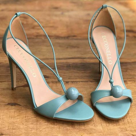 Ladies Shoes Low Heel Classy, Shoes Heels Classy, Chic Shoes, Girly Shoes, Aesthetic Shoes, Shoe Boot Sandals, Only Shoes, Carrie Bradshaw, Ladies Shoes