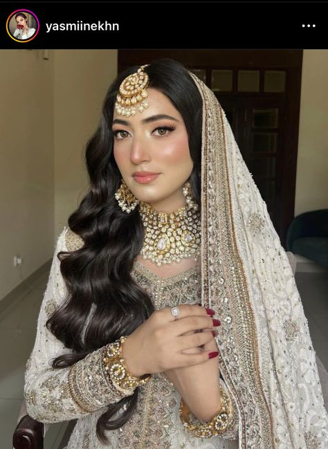 Walima Brides Hairstyles, Bridal Hair With Dupatta, Desi Bride Hair Down, Pakistani Bridal Hairstyles With Dupatta, Open Hair Bride, Walima Hairstyles, Nikkah Hairstyles, Valima Makeup, Nikkah Hair