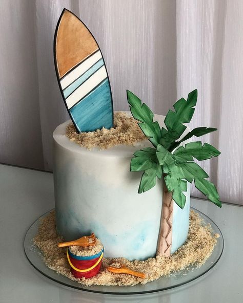 Tatiana Barros Cake & Sweet on Instagram: “Mimo... #bolopraia” Surfboard Cake, Tropical Birthday Cake, Surf Cake, Green Birthday Cakes, Beach Themed Cakes, Birthday Bbq, Beach Cakes, Tropical Birthday, 40th Birthday Cakes