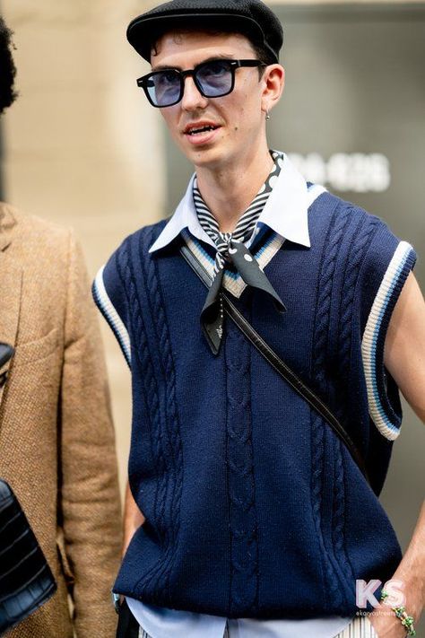 For 2024, one of the newest trends is the eclectic grandpa aesthetic. This style embraces comfort and nostalgia, taking inspiration from the timeless pieces in our grandparents’ wardrobes. To master this look, start with staple items like sweater vests, oversized cardigans, and pleated trousers. Don't be afraid to mix and match patterns and textures. Finish off with retro sneakers or classic loafers, especially with socks. And save this pin for your styling inspiration. Knitted Vest Outfit, Grandpa Aesthetic, Geek Chic Outfits, Fashion Week Spring 2023, Vest Outfits Men, New York Fashion Week Men, Nerd Chic, Nyc Street Style, Nyfw Street Style