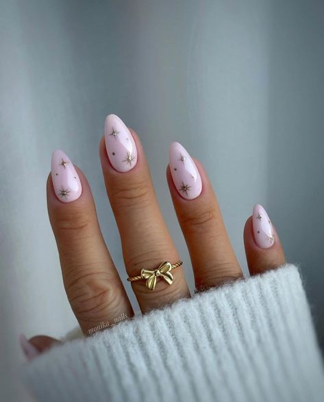 Short Almond Holiday Nails, January Nails Short Square, Christmas Birthday Nails, Party Nails Birthday, Almond Shape Nail Art, Short Christmas Nail Designs, Easy Christmas Nail Designs, Classy Winter Nails, Short Christmas Nails