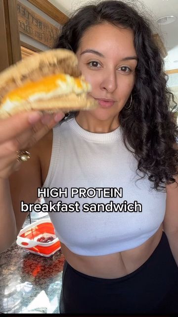 English Muffin Protein Breakfast, Low Calorie Breakfast Sandwich, Breakfast To Loose Weight, Healthy English Muffin Breakfast, Protein Breakfast Sandwich, High Protein Breakfast Sandwich, 5 Minute Breakfast, English Muffin Breakfast Sandwich, Easy Breakfast Sandwich