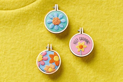 Tiny Hoop Embroidery, Mini Hoops Embroidery, Mini Embroidery Designs, Mini Embroidery Hoop Ideas, Small Hoop Embroidery, Tiny Embroidery Patterns, Tiny Embroidery Ideas, Mini Embroidery Patterns, Mini Hoop Embroidery