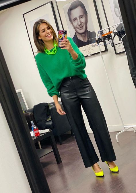 Nuria Roca desvela cómo combinar los pantalones de cuero en primavera Looks Chic, Green Sweater, Looks Style, Winter Fashion Outfits, Office Outfits, Work Fashion, Moda Fashion, Couture Fashion, Look Fashion