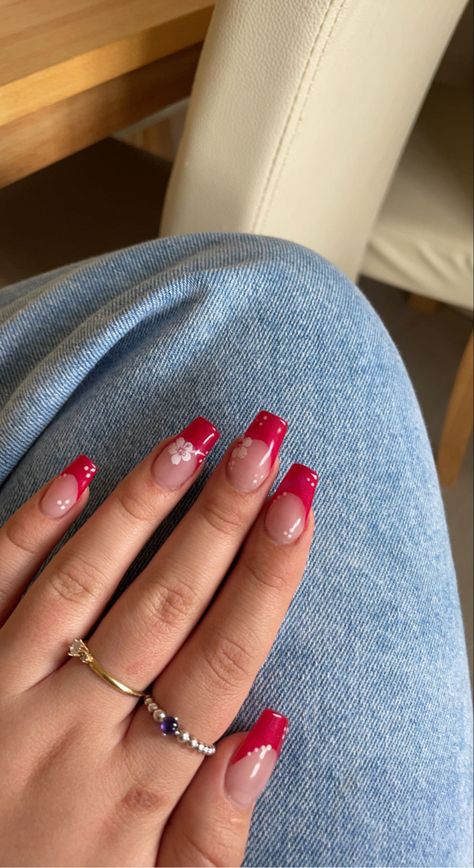 #nails #flowers #flowernaildesigns #red #rings #nailideas Red Tip Nails With Flowers, Red Flower French Tip Nails, Red French Tip Summer Nails, Red Nails Acrylic Summer, Red French Tip With Flowers, Red French Tip With Design, Red Grad Nails, Nail Designs Red And Pink, Red Nails With Flower Design