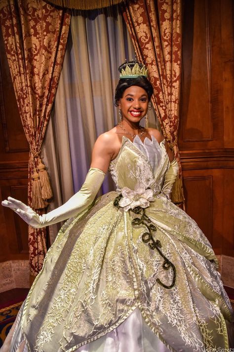 Tiana Princess Tiana Gown, Tiana Face Character, Princess Tiana Dress Gowns, Princess Tiana Cosplay, Tiana Cosplay, Princess Poses, Where Dreams Begin, Princess Tiana Dress, Tiana Costume