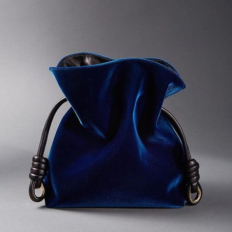 Velvet Purse, Textile Bag, Potli Bags, Statement Bag, Handbag Heaven, Bag Luxury, Fabric Bags, Velvet Bag, Gucci Handbags