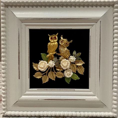 Jewelry Tree Craft, Branch With Leaves, Jeweled Picture, Sea Glass Mosaic, Old Jewelry Crafts, Vintage Jewelry Ideas, Jewelry Frames, Jewelry Christmas Tree, Christmas Tree Art