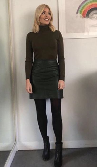 holly-willoughby-leather-skirt Holly Willoughby Outfits, Herzogin Von Cambridge, Leather Miniskirt, Leather Skirt Outfit, Recycled Dress, Winter Tights, Rock Outfit, Instagram Outfits, Tights Outfit