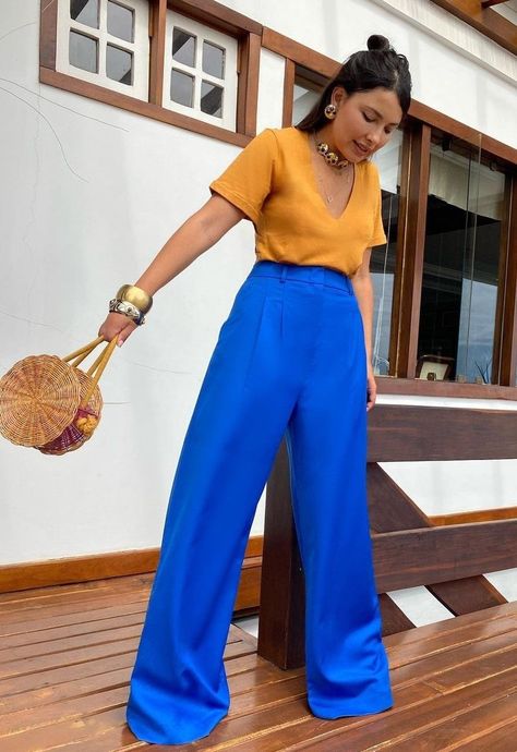 Outfits With Bright Blue Pants, Colourblock Outfit, Royal Blue Pants Outfit, Electric Blue Pants, Blue Pants Outfit, Color Combos Outfit, Color Blocking Outfits, Looks Street Style, Blue Outfit